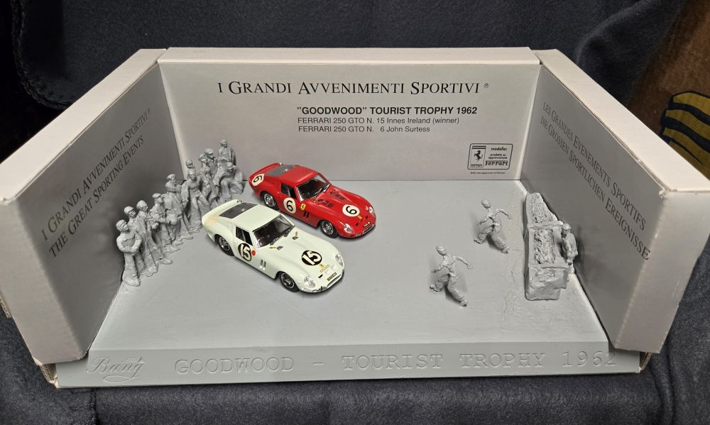 Ferrari 250 GTO Diorama Bang 1:43 – Goodwood Tourist Trophy 1962 – I Grandi Avvenimenti Sportivi Sammlermodell